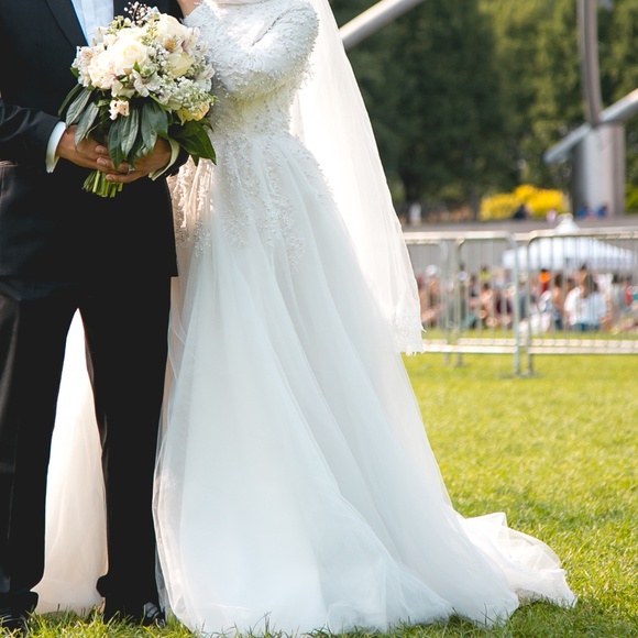 Long sleeved / Modest Wedding Dress - Picture 1 of 7